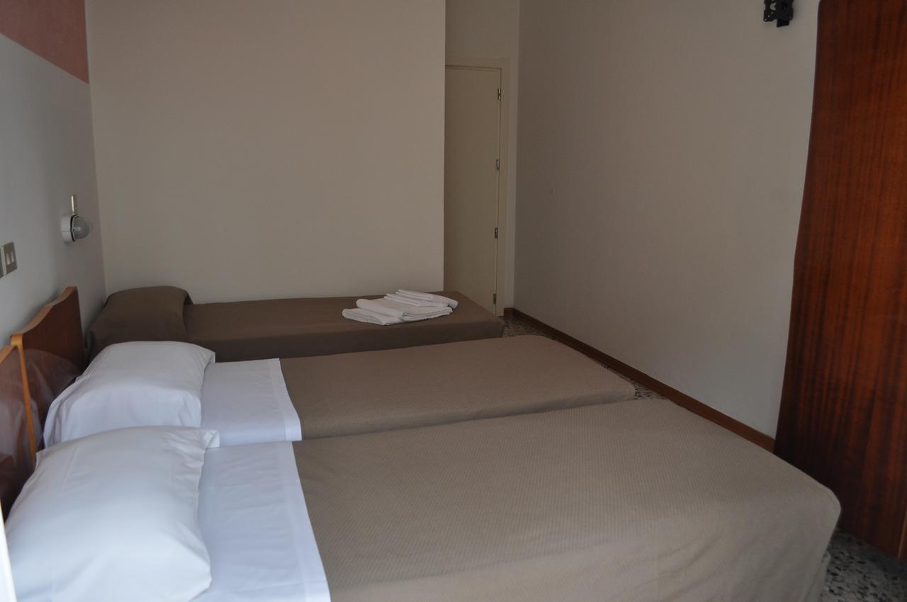 Hotel Urano Католика Екстериор снимка