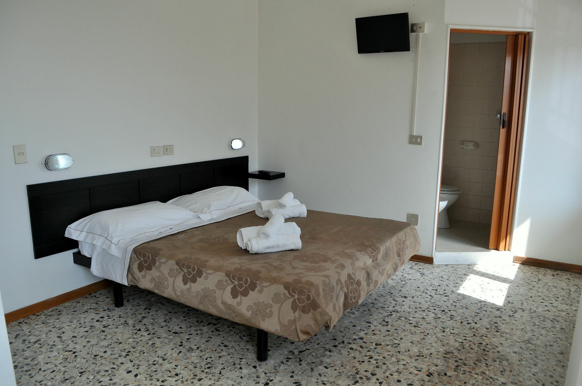 Hotel Urano Католика Екстериор снимка