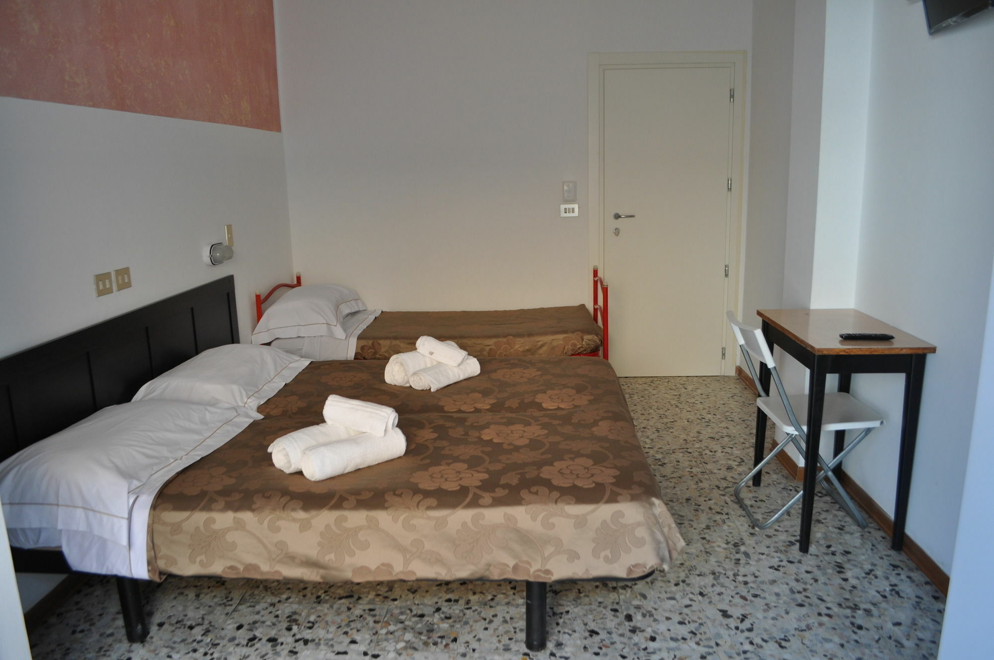 Hotel Urano Католика Екстериор снимка