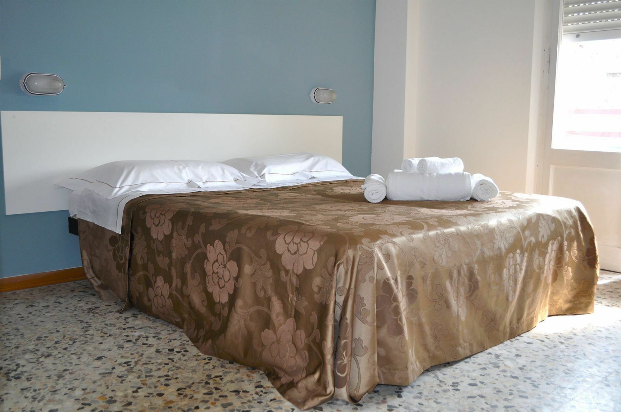 Hotel Urano Католика Екстериор снимка