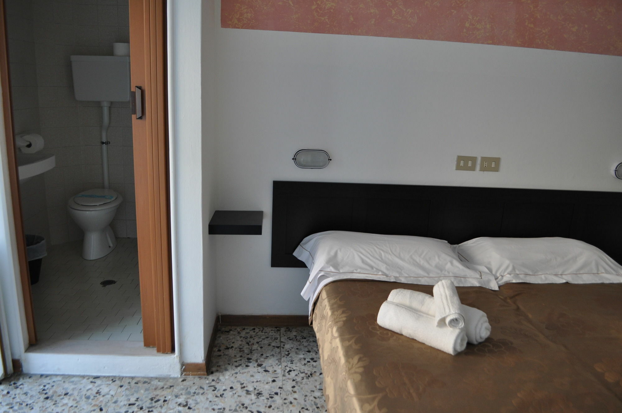 Hotel Urano Католика Екстериор снимка