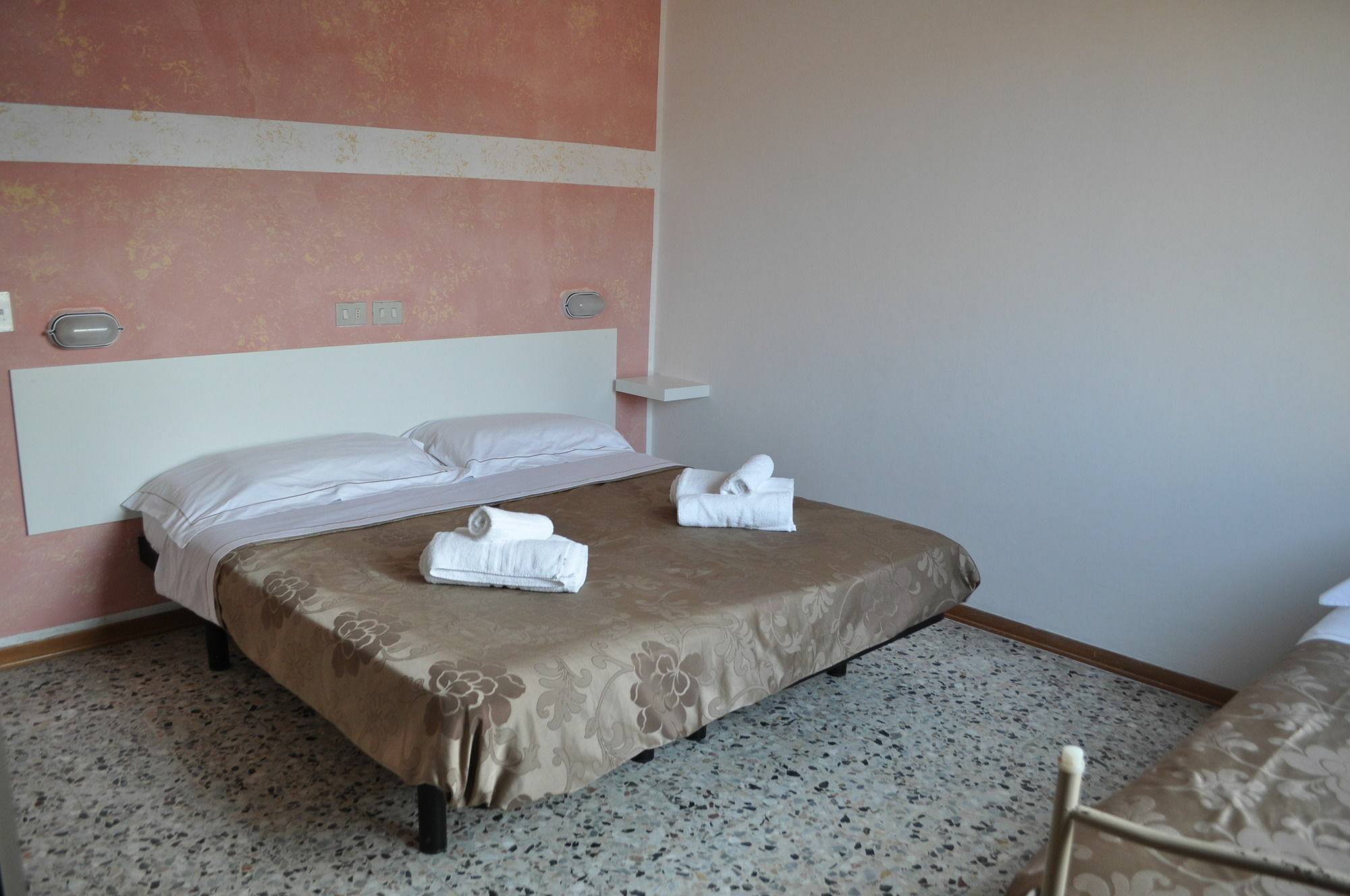 Hotel Urano Католика Екстериор снимка