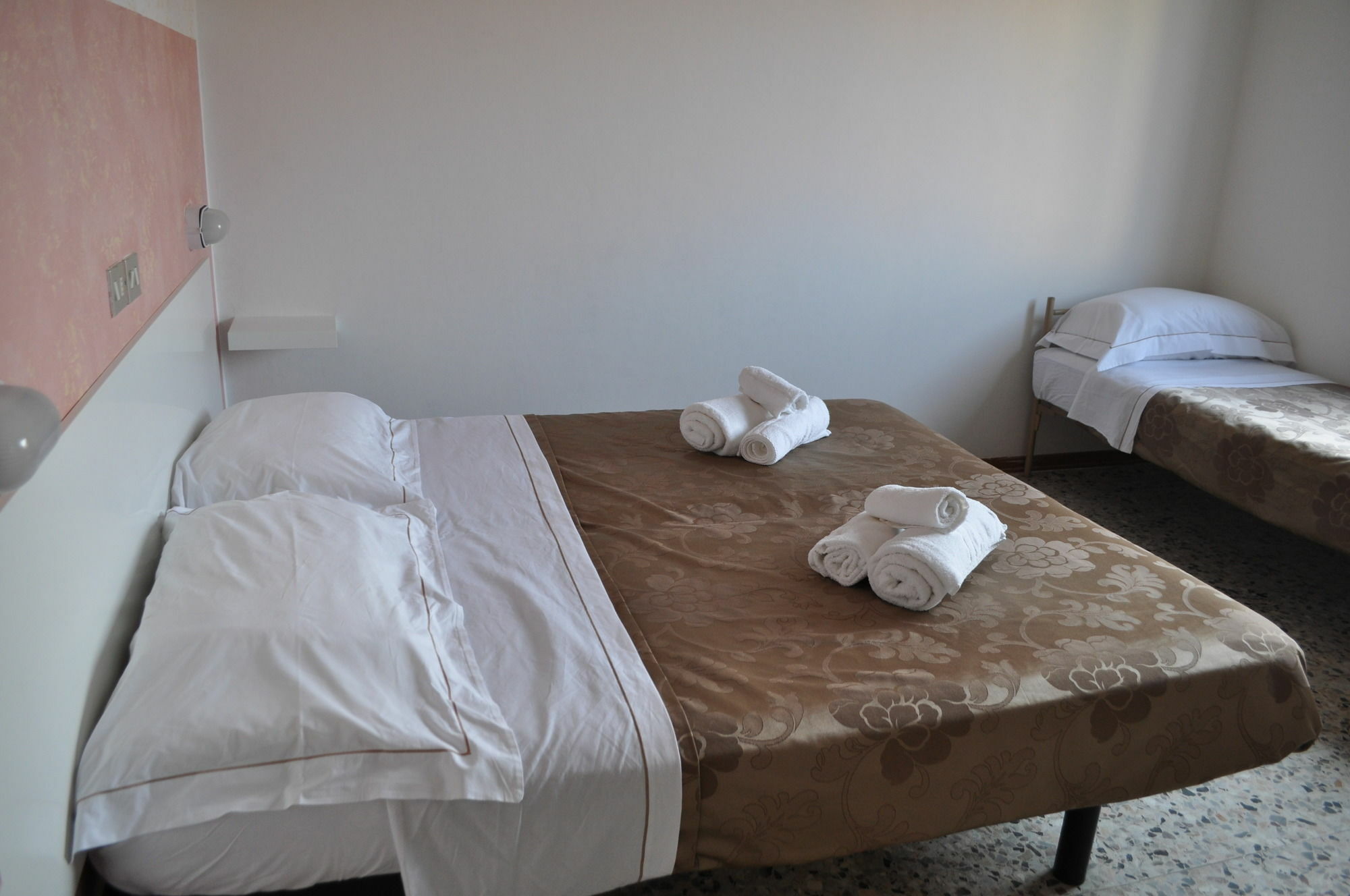 Hotel Urano Католика Екстериор снимка