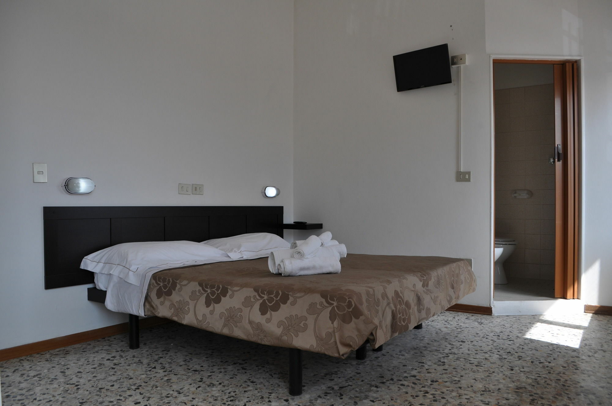 Hotel Urano Католика Екстериор снимка