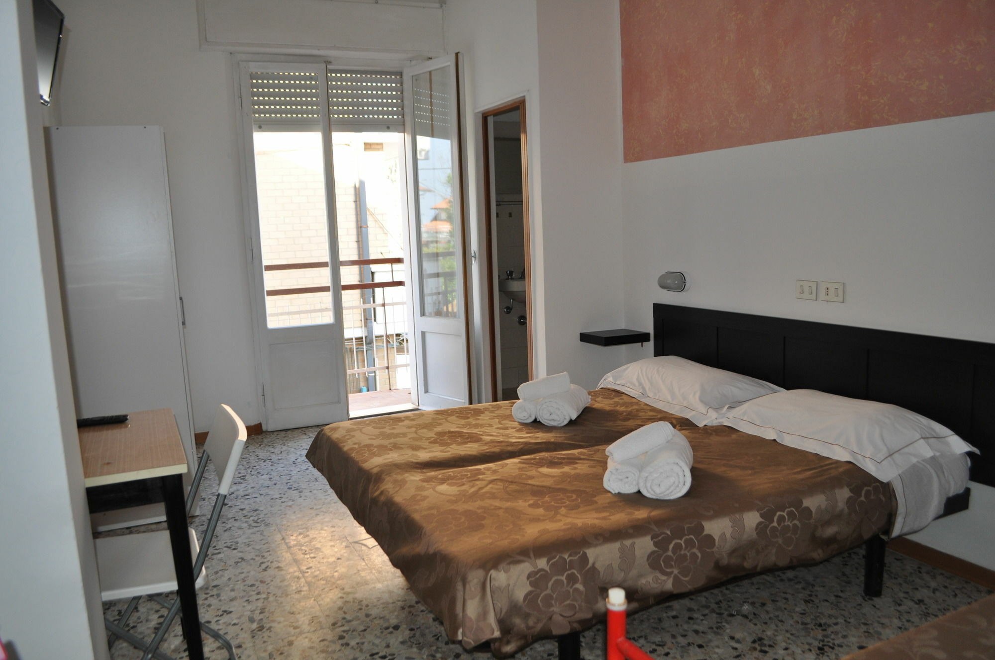 Hotel Urano Католика Екстериор снимка