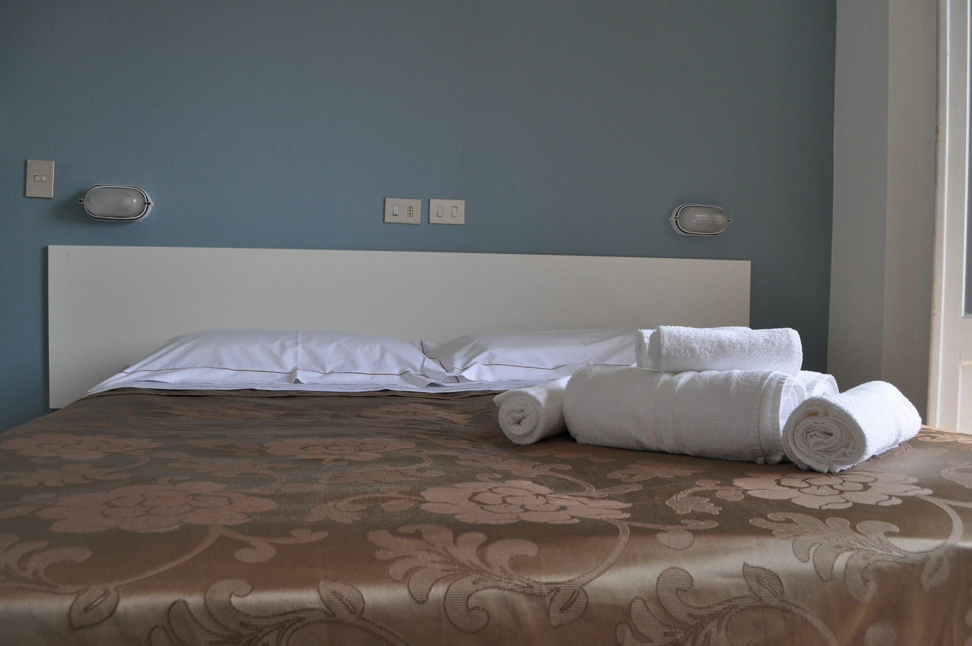 Hotel Urano Католика Екстериор снимка