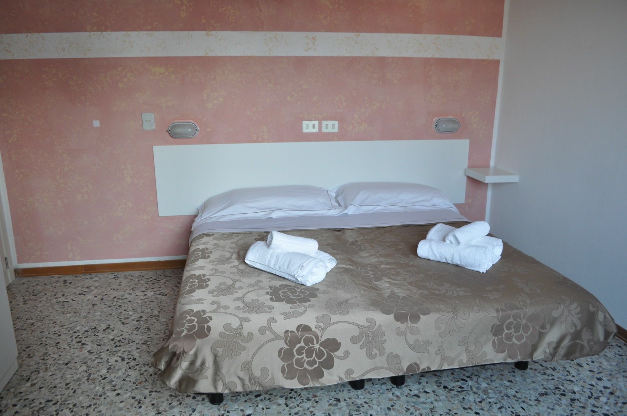 Hotel Urano Католика Екстериор снимка